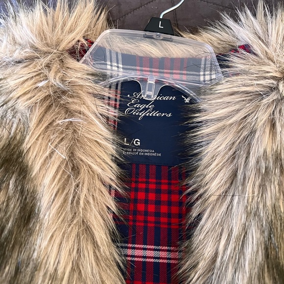 American Eagle faux fur vest and bonus matching hat Large - Picture 2 of 2